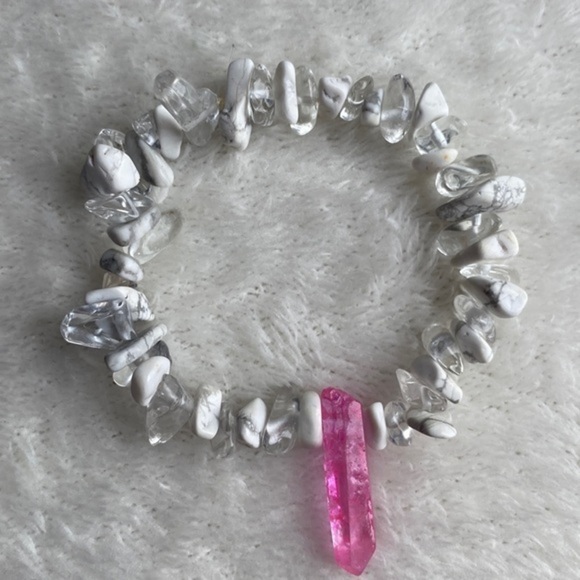 White Howlite & Clear Quartz with Dyed Pink Quartz Point Bracelet - Picture 2 of 2